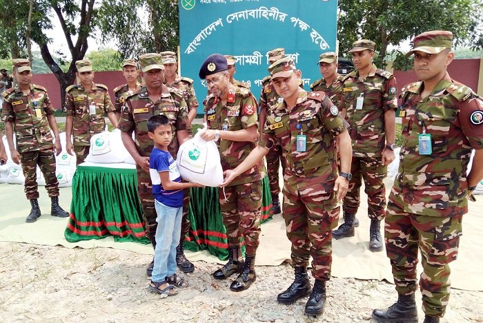 বিশ্বনাথে সেনাবাহিনীর পক্ষ থেকে খাদ্য সামগ্রী বিতরণ