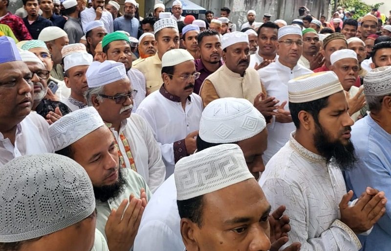 আলেমে দ্বীন মুহিব্বুল হকের কবর জিয়ারত করলেন নানক