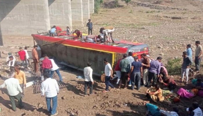 ভারতে সেতুর রেলিং ভেঙে বাস নিচে পড়ে নিহত ২২