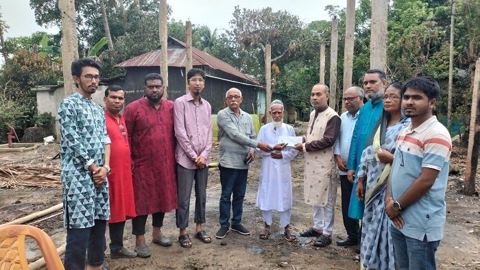 আগুনে ঘর হারানো আশরাফের পাশে সিলেট জেলা প্রেসক্লাব