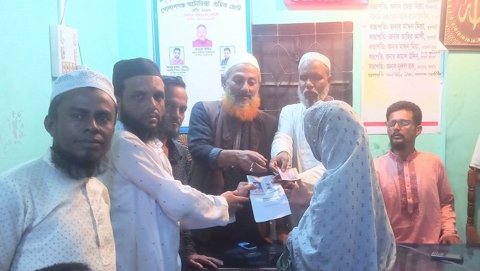 গোলাপগঞ্জে মৃত্যু ভাতা পেল ১০ শ্রমিক পরিবার