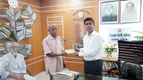 মাধবপুরের অগ্নিকাণ্ডে ক্ষতিগ্রস্ত ৪টি পরিবারের মাঝে নগদ অর্থ বিতরণ