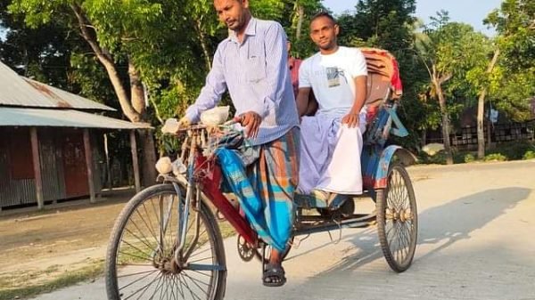 ইউপি সদস্য মাইকেল সংসার চালান রিকশা চালিয়ে