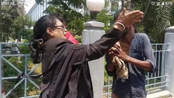 ভাইরাল হওয়া রিকশাচালককে চড়থাপ্পড় দেওয়া সেই আইনজীবীকে কারণ দর্শানোর নোটিশ