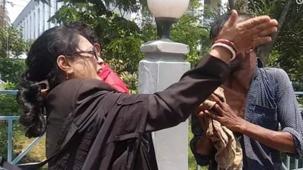 রিকশাচালককে প্রকাশ্যে মারধর করা সেই নারী আইনজীবী বরখাস্ত