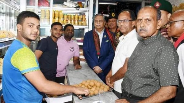 বাল্যবন্ধুর দোকানে মিষ্টি খেলেন রাষ্ট্রপতি