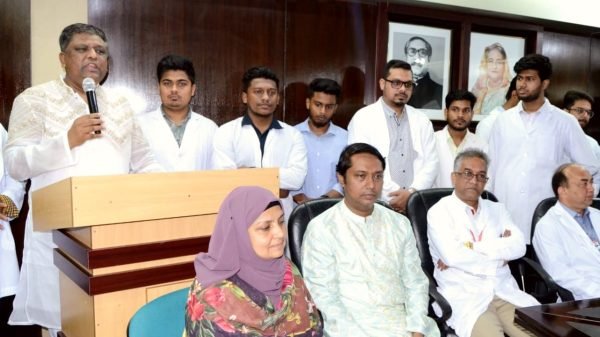 নির্বাচিত হলে চারটি বিশেষায়িত হাসপাতাল করতে চাই: আনোয়ারুজ্জামান