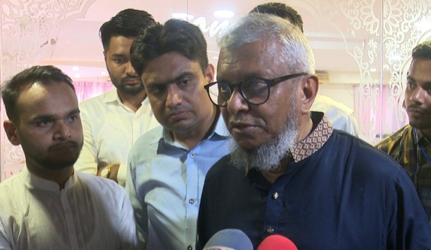 প্রশাসনের অতি উৎসাহীরা হুমকিধামকি দিচ্ছেন, অভিযোগ আরিফের