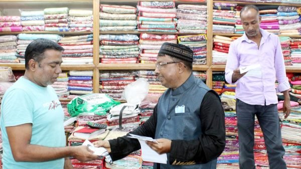 মেয়র পদপ্রার্থী সামছুন নূর তালুকদার’র লিফলেট বিতরণ ও গণসংযোগ