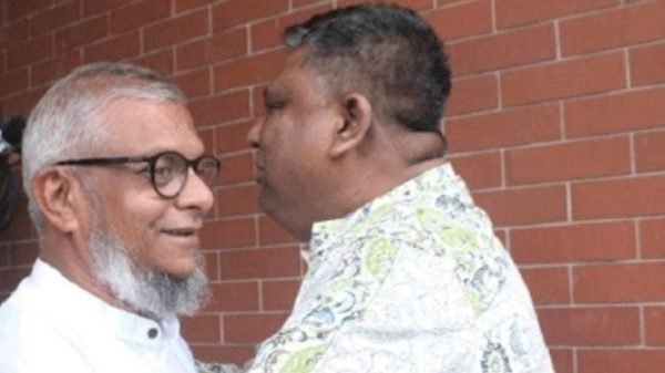 দেখা হতেই দুই চৌধুরী একে অপরকে বুকে জড়িয়ে ধরলেন