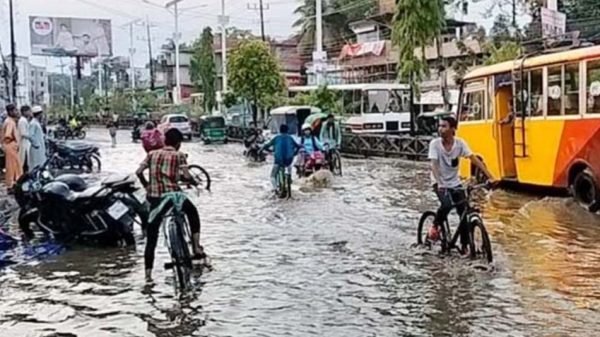 সিলেটে নগরে অল্প বৃষ্টিতেই হাঁটুজল