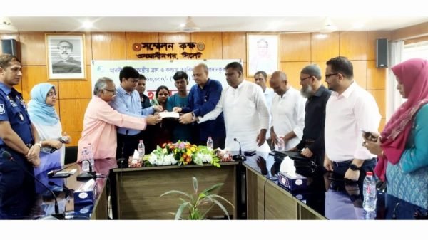 ওসমানী নগরে প্রধানমন্ত্রীর ত্রাণ তহবিল থেকে ১০ লক্ষ টাকার চেক বিতরণ