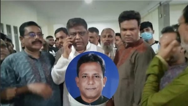 সন্ত্রাসী হামলায় আহত আ’লীগ নেতা পাপ্পুকে দেখতে হাসপাতালে আনোয়রুজ্জামান
