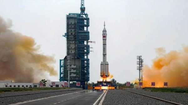 মহাকাশ স্টেশনে প্রথম বেসামরিক নভোচারী পাঠাল চীন