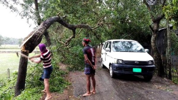 নবীগঞ্জে ঝড়ে শতাধিক বাড়িঘর বিধ্বস্ত