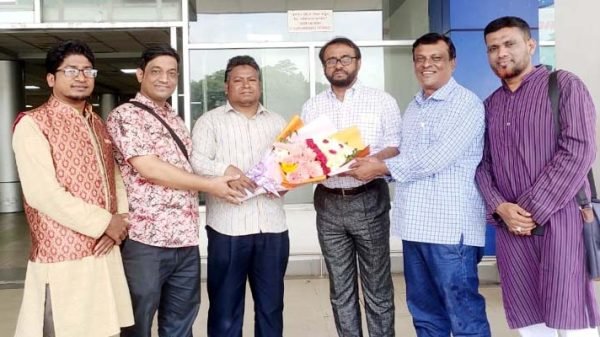 যুক্তরাজ্য সফর শেষে দেশে ফিরলেন মুহিত চৌধুরী