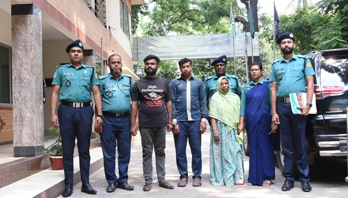 বি‌ভিন্ন স্থা‌নে একা থাকা শিশুদের টা‌র্গেট কর‌তো তারা