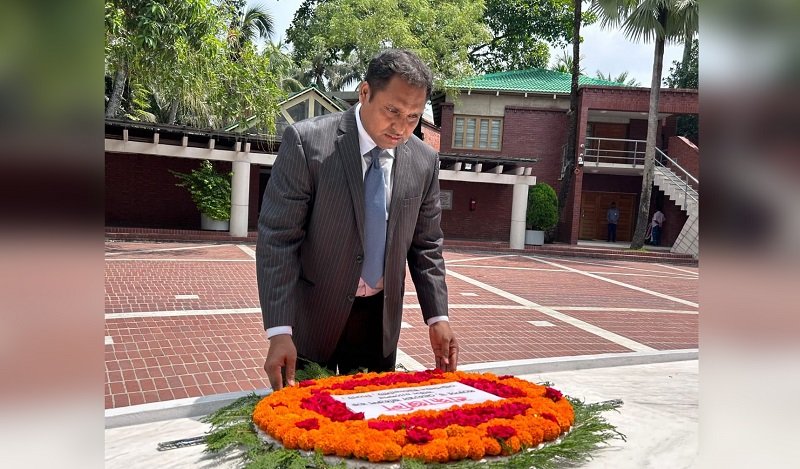 বঙ্গবন্ধুর সমাধিতে মেট্রোপলিটন ইউনিভার্সিটি ভিসির শ্রদ্ধাঞ্জলি অর্পণ