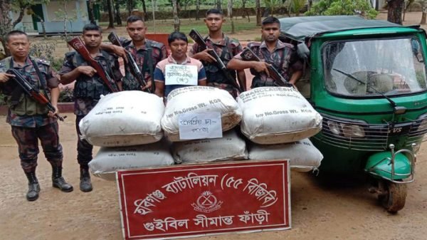 চুনারুঘাট সীমান্তে চা-পাতাসহ চোরাকারবারী আটক 