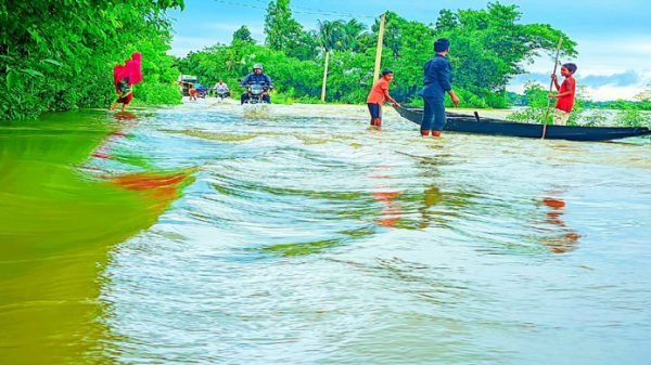তলিয়ে গেছে সুনামগঞ্জ-তাহিরপুর সড়ক, ভোগান্তিতে মানুষ