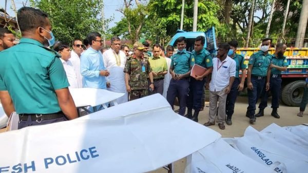 সড়ক দুর্ঘটনায় নিহতের পরিবারকে প্রধানমন্ত্রীর পক্ষ থেকে আনোয়ারুজ্জামানের আর্থিক অনুদান