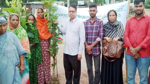 জগন্নাথপুর গ্রামীণ ব্যাংকের উদ্যোগে ১১ হাজার চারা বিতরণ