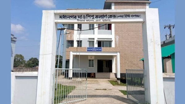 মধ্যনগরে এমবিবিএস ডাক্তার নেই, ফার্মেসিই ভরসা