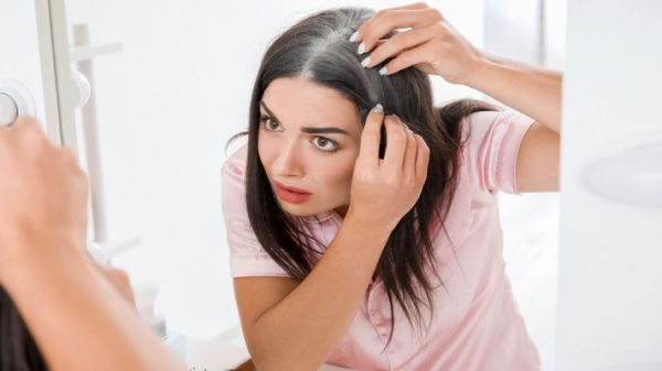 যে ৫ ভিটামিনের অভাবে অকালে চুল পেকে যায়