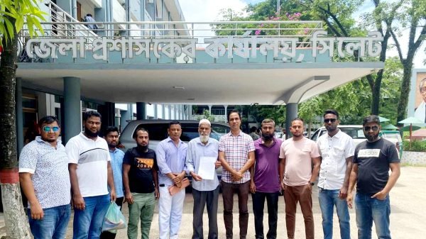 সিলেট নগরীতে অবৈধ পশুর হাট বন্ধে স্মারকলিপি প্রদান