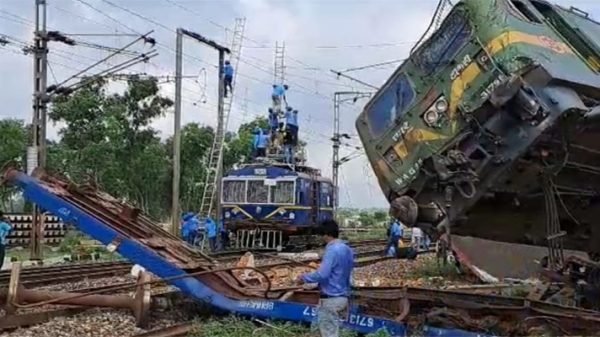 ভারতে ফের দুই ট্রেনের মধ্যে সংঘর্ষ