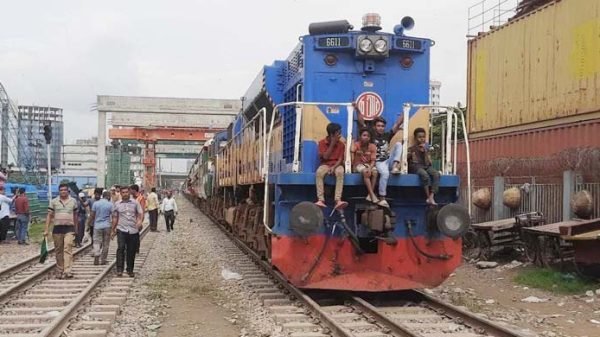 ফের ৫ ঘণ্টা পর ঢাকার সঙ্গে সারাদেশের ট্রেন চলাচল শুরু
