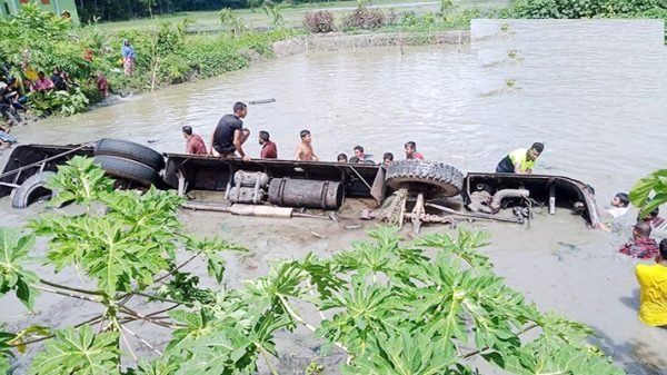 নিয়ন্ত্রণ হারিয়ে বাস পুকুরে: নিহত বেড়ে ১৭, আহত ২৫