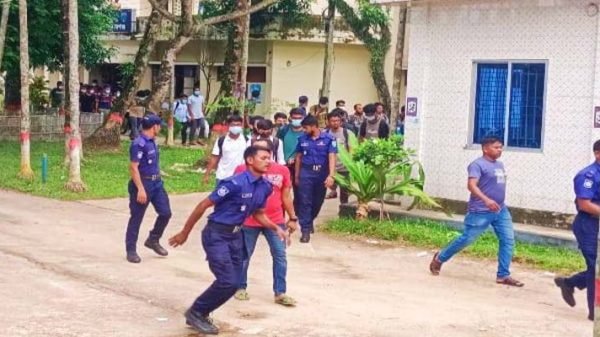 টাঙ্গুয়ার হাওরে ঘুরতে গিয়ে ৩৪ শিক্ষার্থী গ্রেফতার