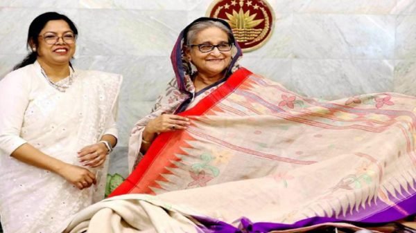 সিলেটের রাধাবতী দেবীর ‘কলাবতী শাড়ি’ প্রধানমন্ত্রীর হাতে