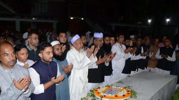 শপথের পর টুঙ্গিপাড়ায় সিসিক মেয়র-কাউন্সিলরদের শ্রদ্ধা নিবেদন