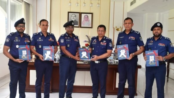 ট্রাফিক ড্রাইভিং স্কুল প্রকাশিত বই, ওয়েবসাইট উদ্বোধন করলেন আইজিপি