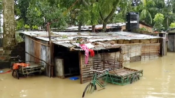 সুনামগঞ্জে বন্যার পানি নামলেও কমেনি ভোগান্তি