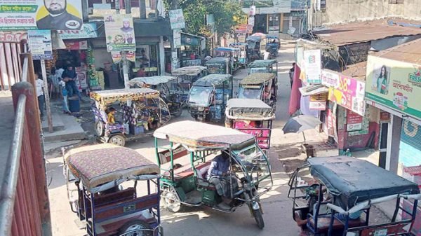 বানিয়াচংয়ে যত্রতত্র টমটম-মিশুক ভোগান্তিতে ব্যবসায়ীরা