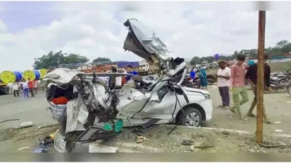 মহারাষ্ট্রে ট্রাকের ধাক্কায় গাড়ি দুমড়ে-মুচড়ে নিহত ১৫