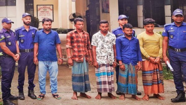 যাদুকাটা নদীর পাড় কেটে অবৈধভাবে বালু উত্তোলন, আটক ৫