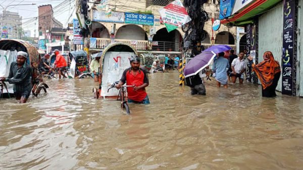 পানিতে নিমজ্জিত চট্টগ্রামের বিভিন্ন উপজেলা, চরম ভোগান্তি