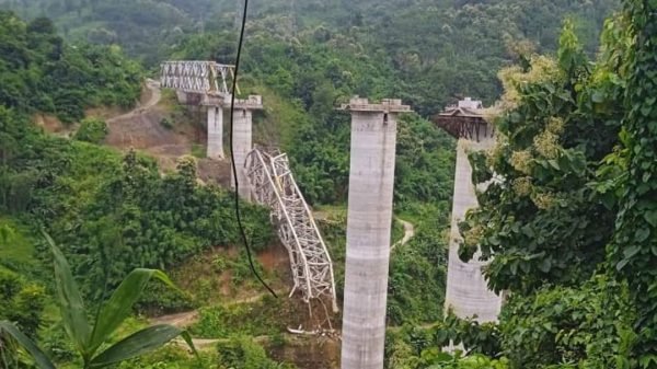 ভারতে ভেঙে পড়ল নির্মাণাধীন রেল সেতু, নিহত অন্তত ১৭