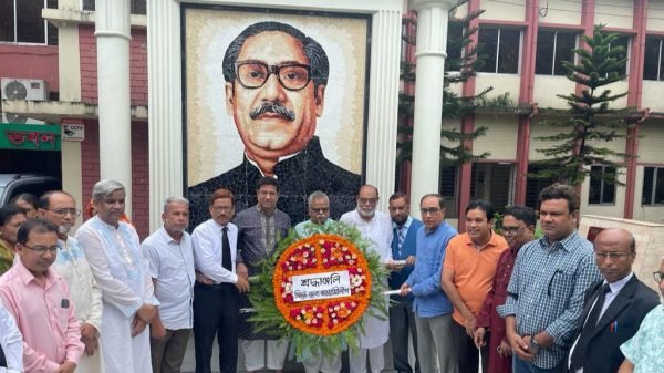 পূর্ণ সভাপতির দায়িত্ব প্রাপ্তীতে বঙ্গবন্ধুর প্রতিকৃতিতে শফিক চৌধুরীর শ্রদ্ধা নিবেদন