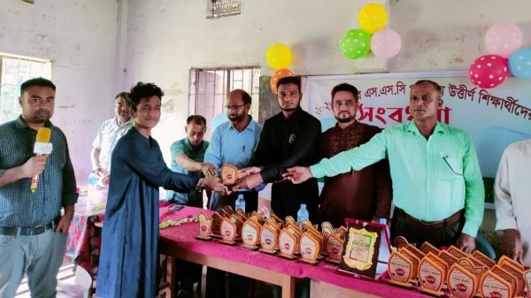 বড়লেখায় এসএসসি পরিক্ষায় উত্তীর্ণ শিক্ষার্থীদের সংবর্ধনা প্রদান