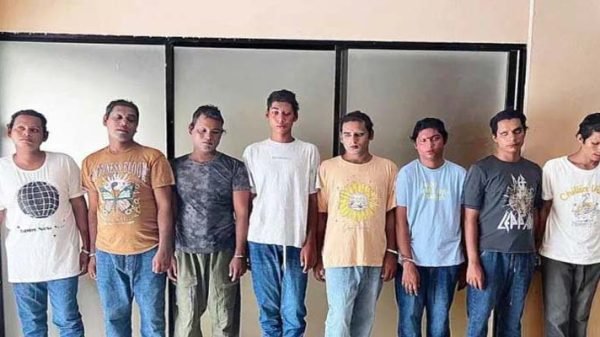 ‘হিজড়া’ সেজে চাঁদাবাজি, ৮ জন আটক