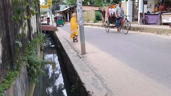 সিলেট নগরের সড়কের পাশের উন্মুক্ত নর্দমা যেন ‘মরণফাঁদ’