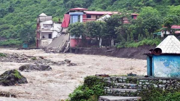 ভারতে বৃষ্টি বন্যা ধসে বিপর্যস্ত হিমাচল ও উত্তরাখণ্ড