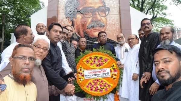 বঙ্গবন্ধুর প্রতিকৃতিতে আনোয়ারুজ্জামান চৌধুরীর শ্রদ্ধা নিবেদন