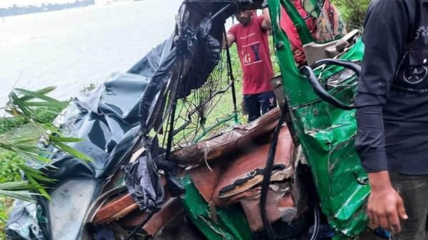 সুনামগঞ্জে কাভার্ডভ্যান-সিএনজির মুখোমুখি সংঘর্ষে নি হ ত ১