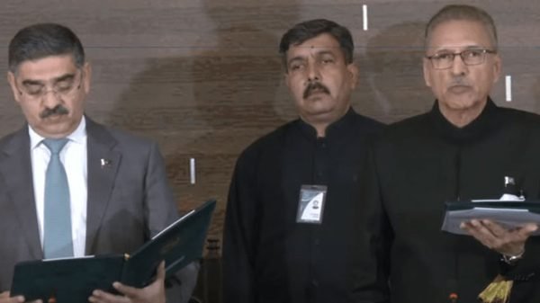 পাকিস্তানে প্রধানমন্ত্রী হিসেবে শপথ নিলেন কাকার
